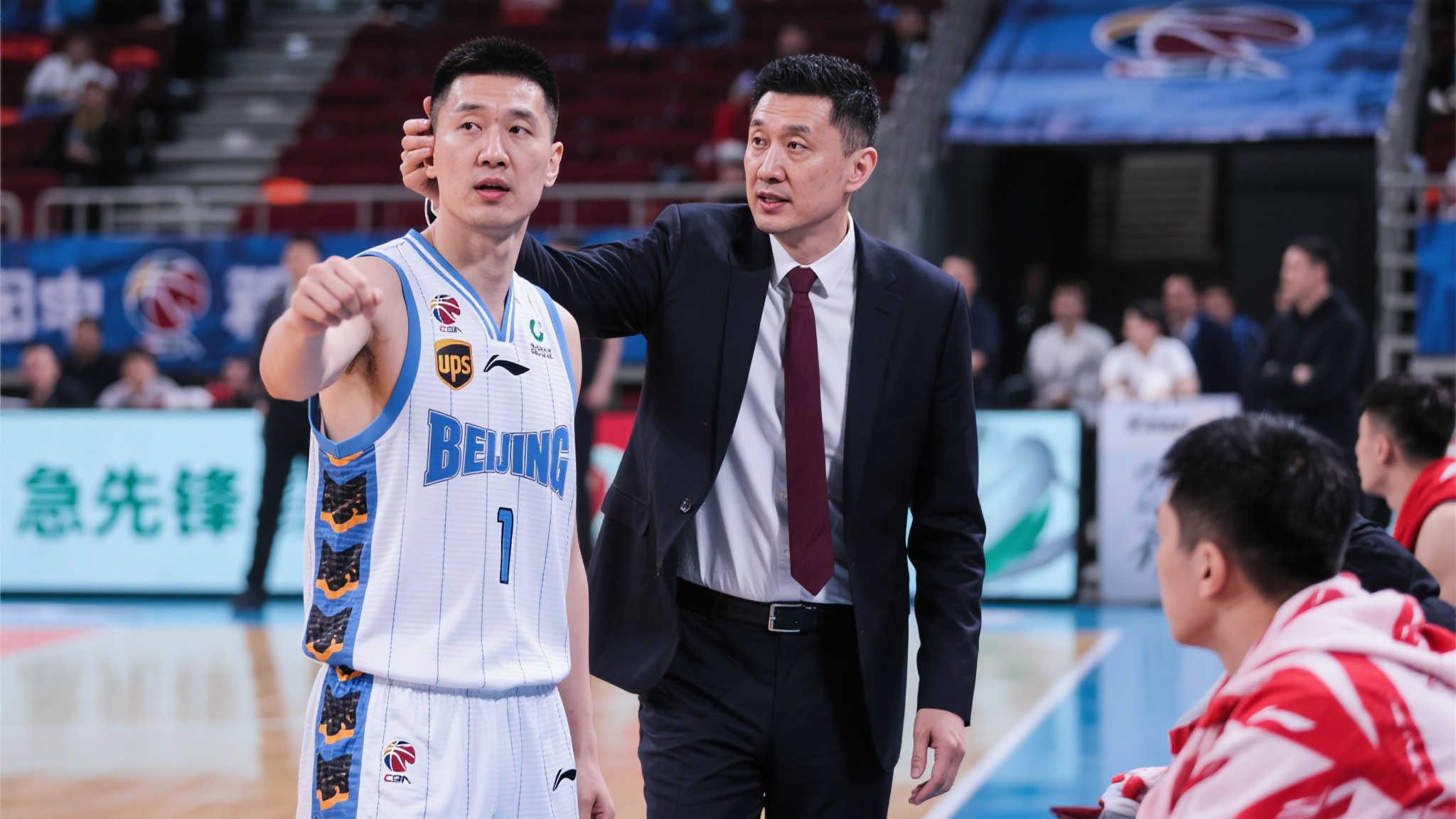 再战CBA!知名逆袭教头究竟凭啥屡受青睐? 例如,北京队曾因困境找来一位备受推崇,“急先锋”般