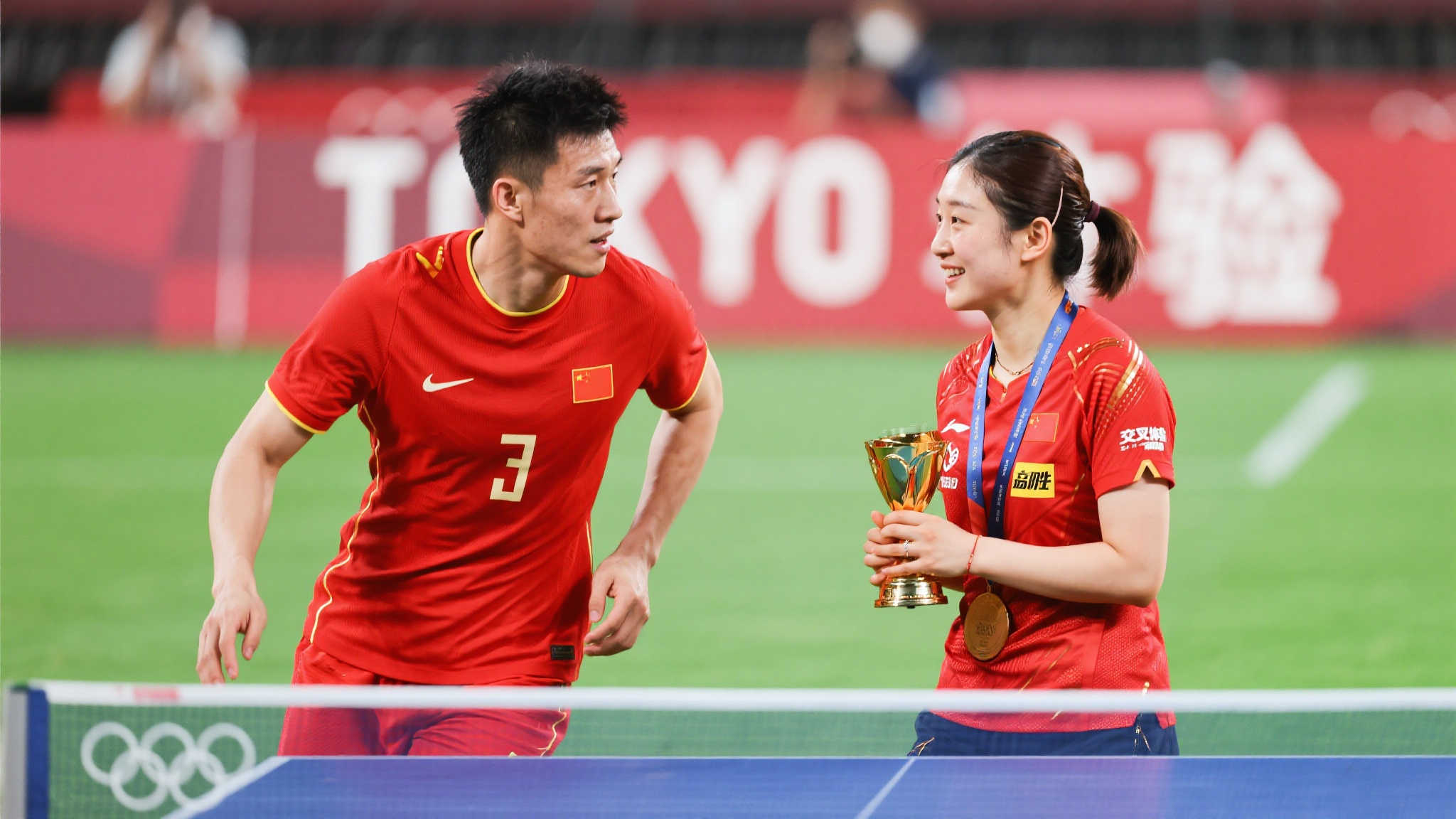 我们熟知冯潇霆是一位国足先锋，在绿茵场上奔跑拼搏；